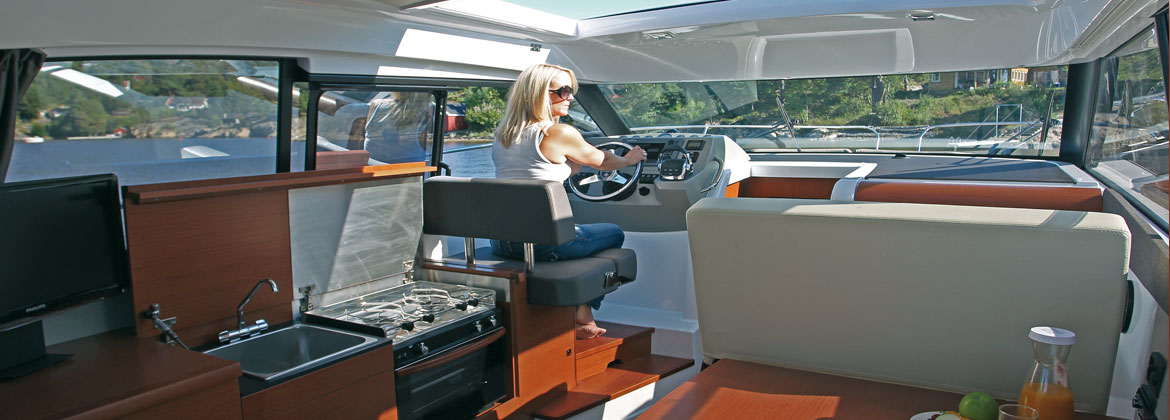 Jeanneau NC 9 Yachtcharter 2